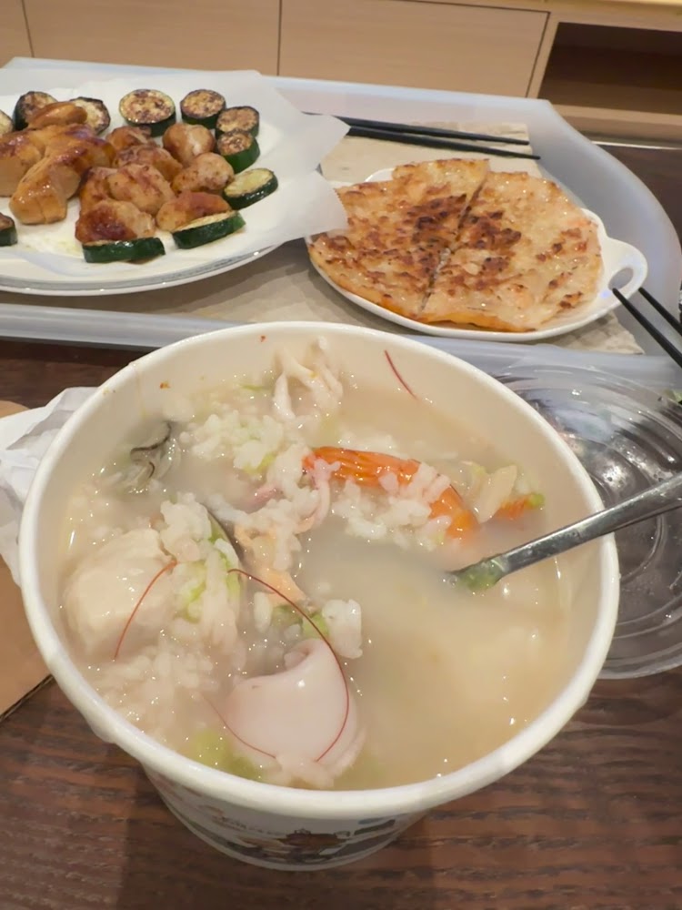 海鮮粥與拼盤蔥油餅整桌餐點