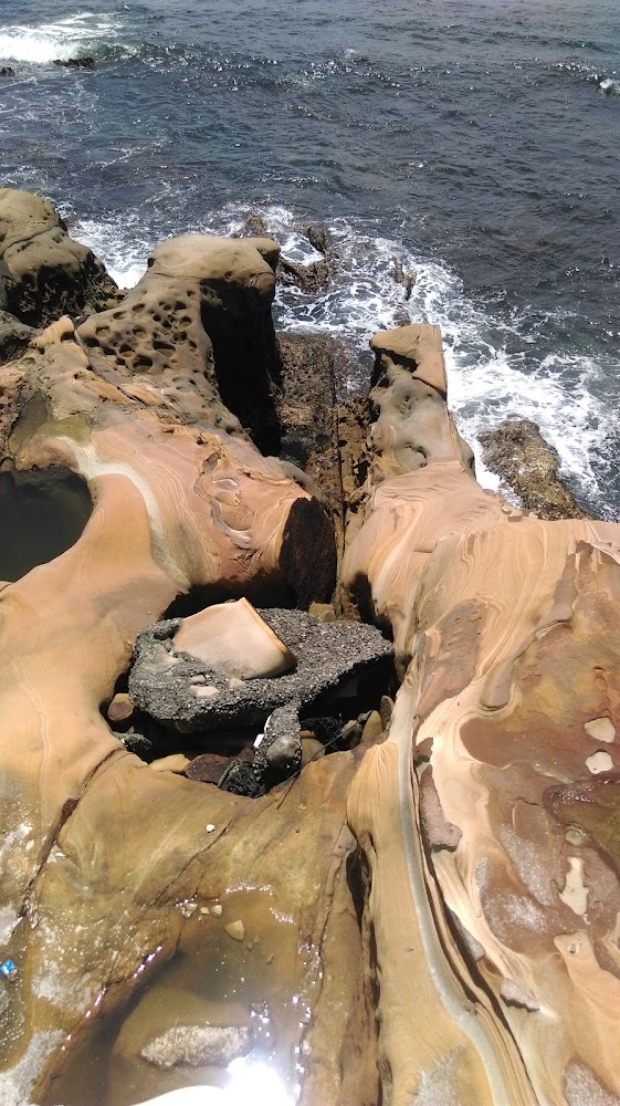 海邊風化砂岩海浪與天然凹洞水池