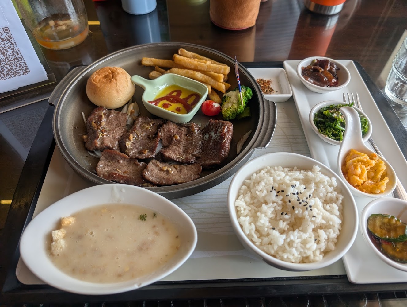 峇六景觀餐廳西式牛排套餐附有白飯濃湯與多樣小菜
