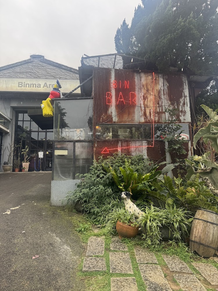 Bin Bar外觀與紅色霓虹招牌