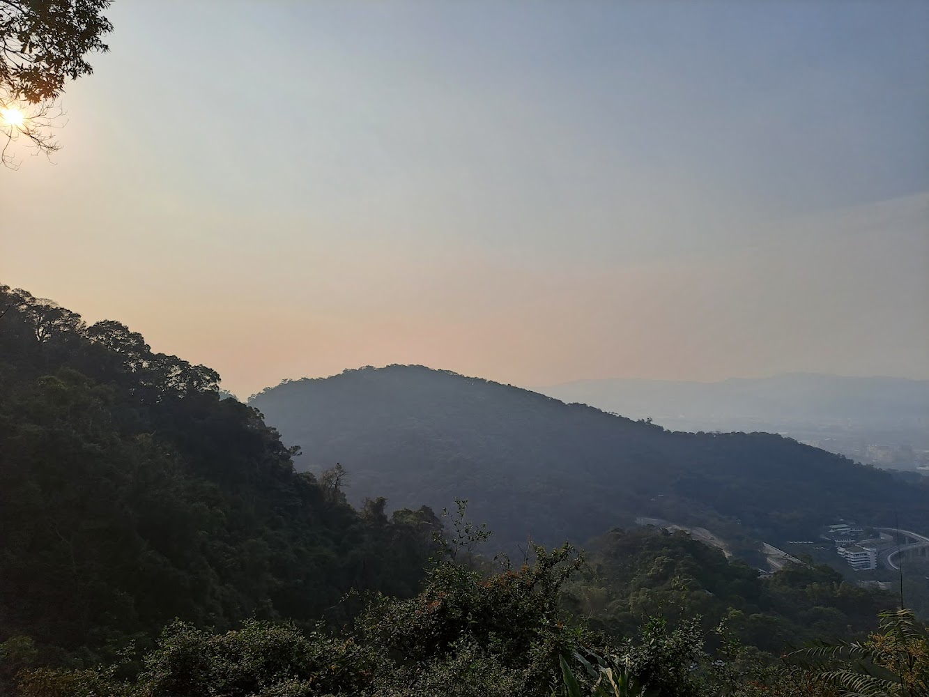 山巒森林與淡淡霞光遠景