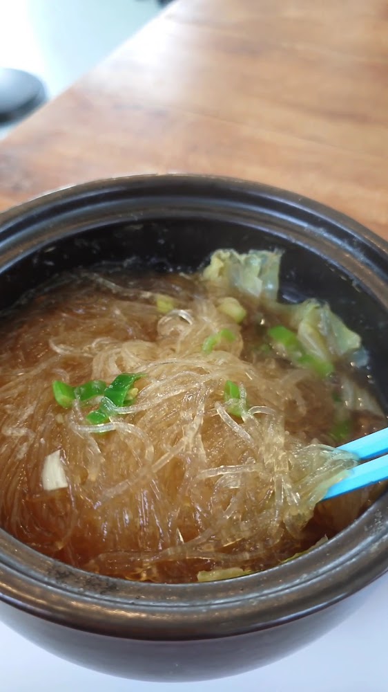 黑碗冬粉湯用藍色筷子拌著