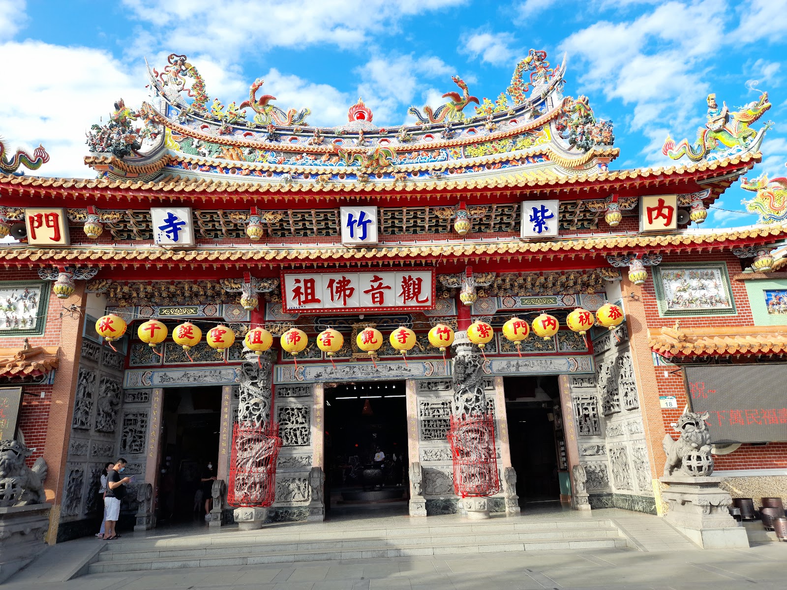 高雄內門紫竹寺廟門正面，觀音祖佛金匾，黃燈籠