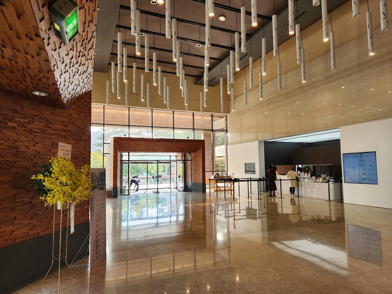 高雄市立美術館大廳與咖啡櫃檯