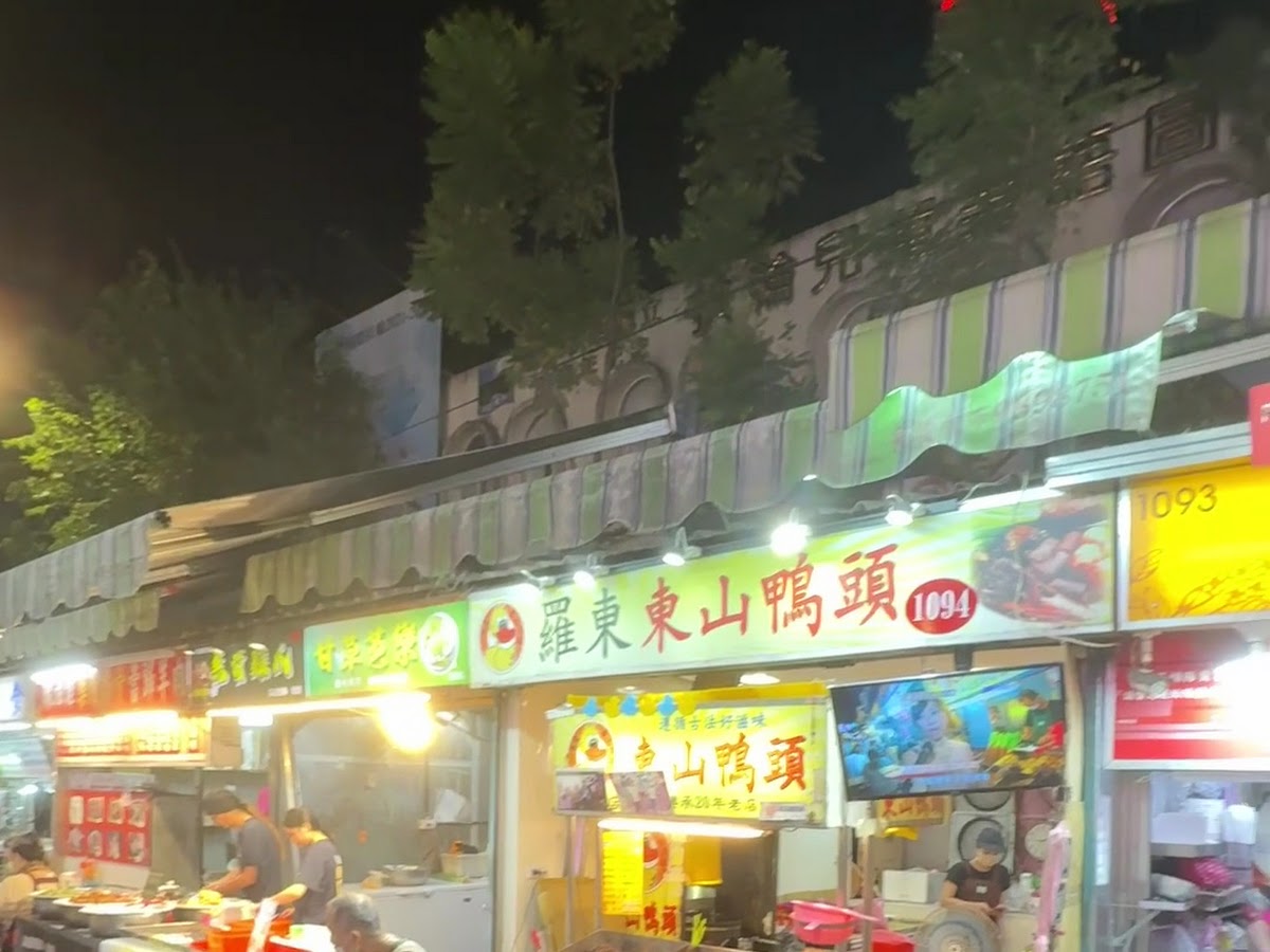 東山鴨頭夜市攤，各式鴨頭鴨翅滷製品整排展示