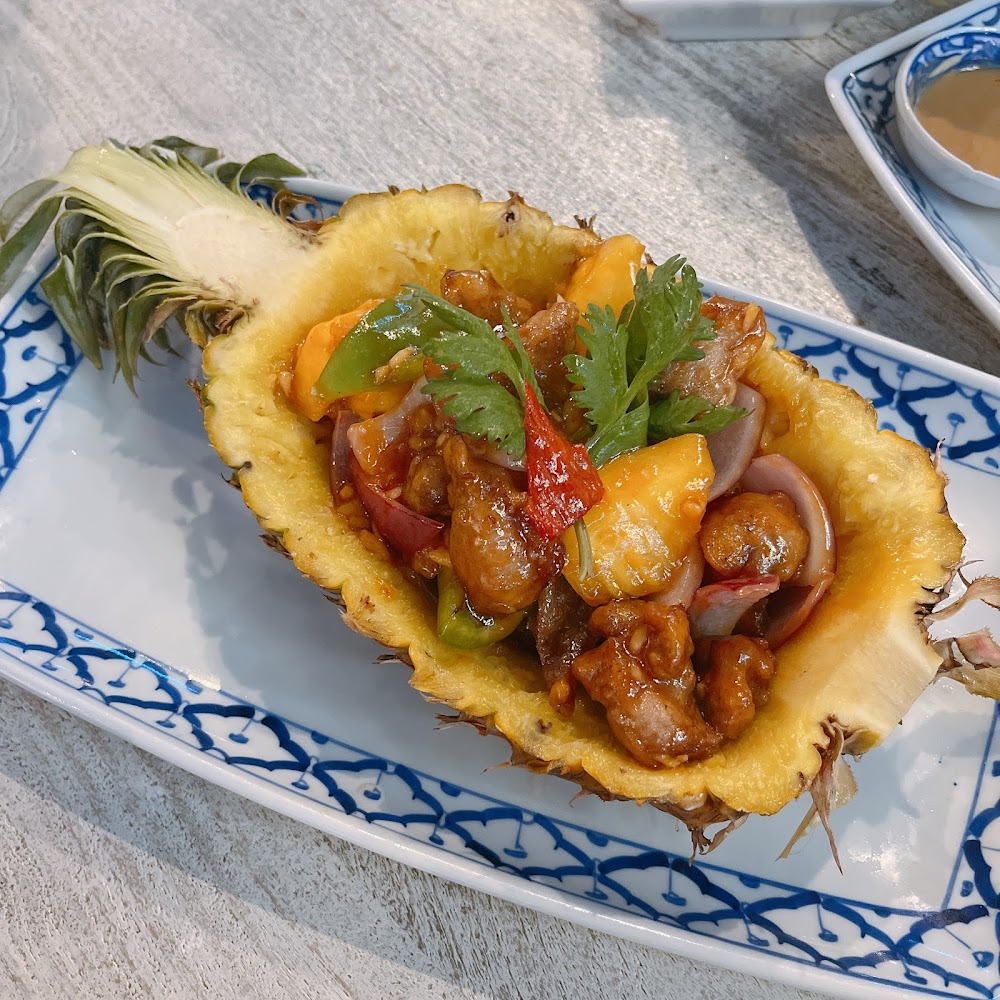 鳳梨盛裝的創意熱炒料理