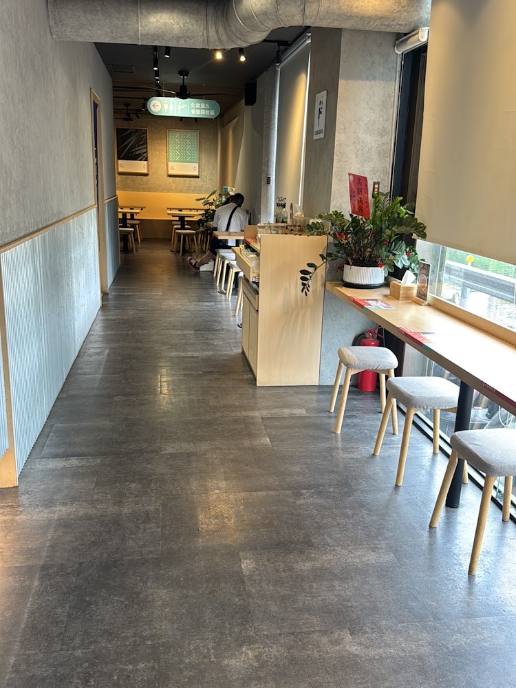 墨竹亭燃麵本家竹北博愛店用餐空間，長廊座位區明亮整潔。