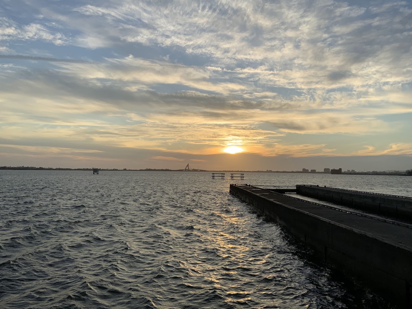 夕陽下的海景與延伸碼頭