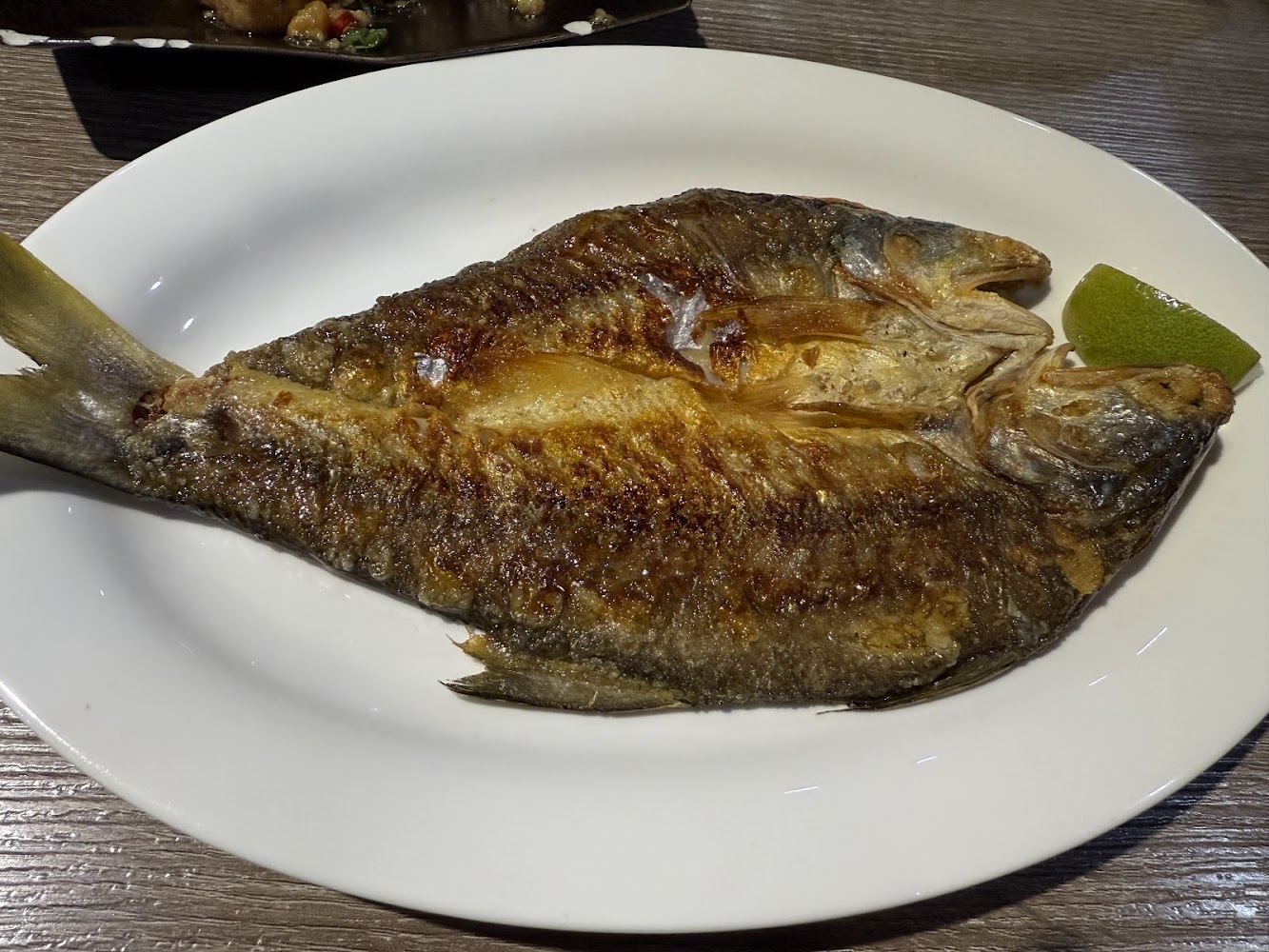 煎烤魚料理搭配檸檬