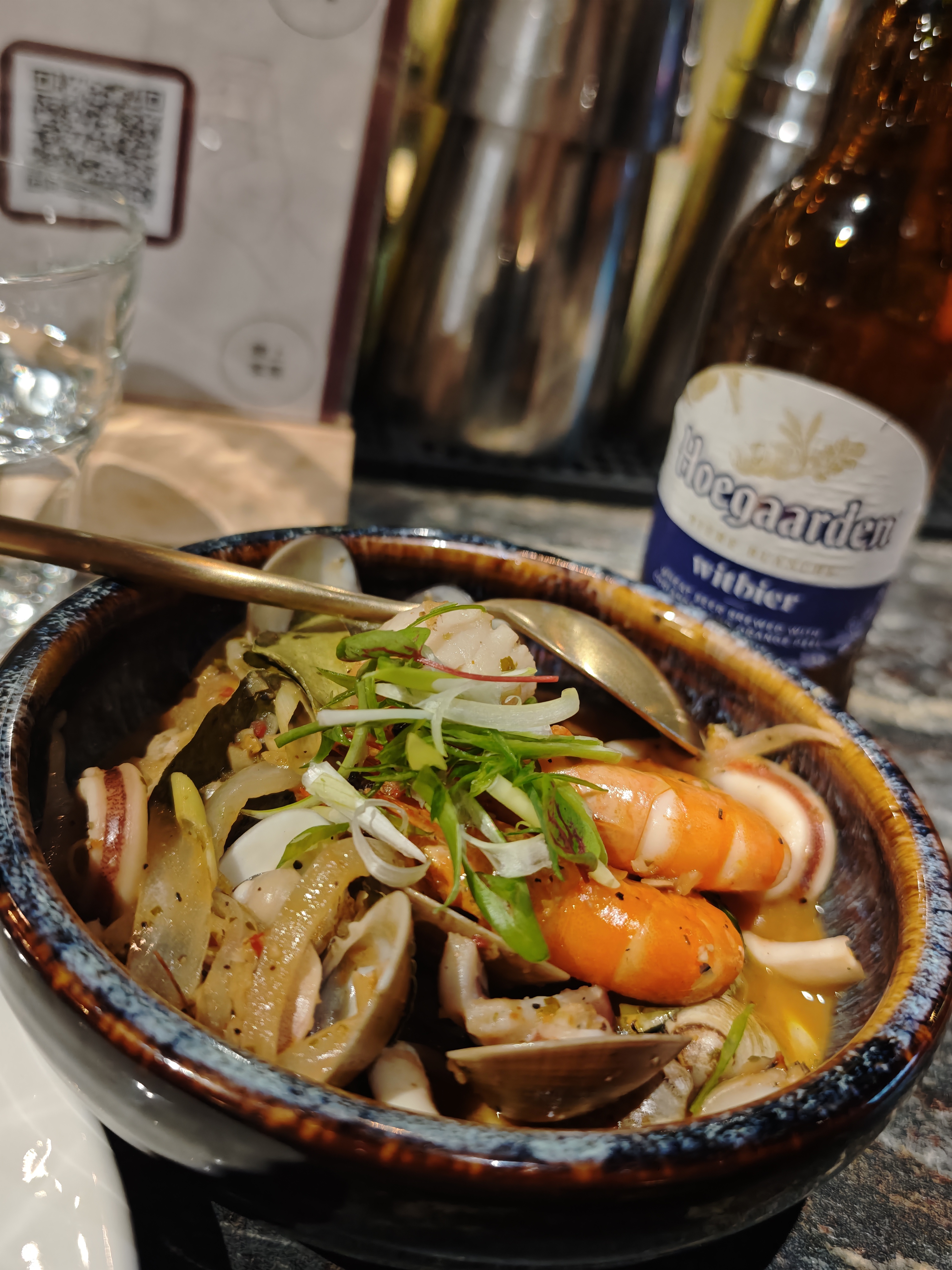 一酒點意美術館海鮮湯與啤酒