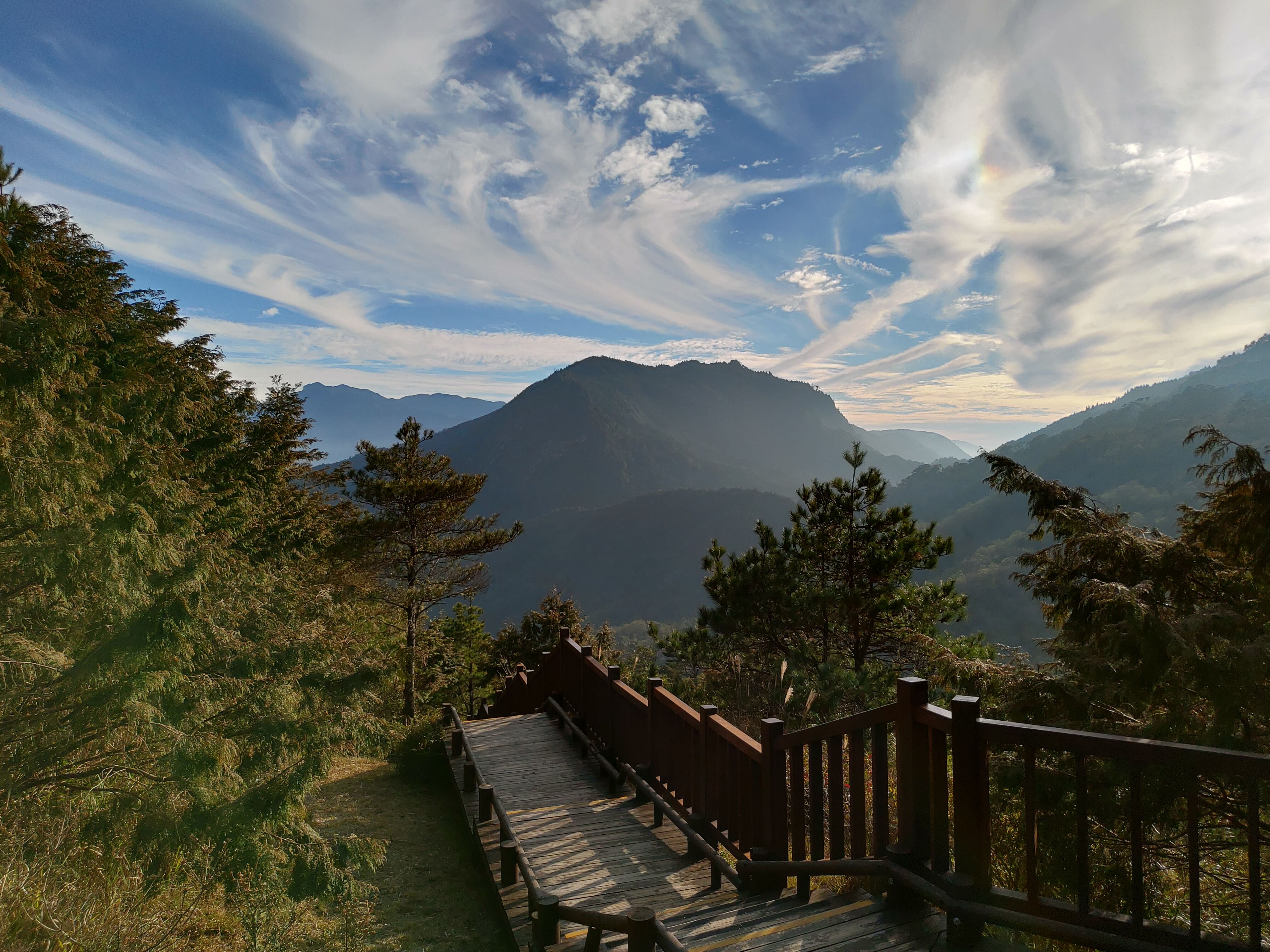 山林中的木棧道與層層山巒雲彩