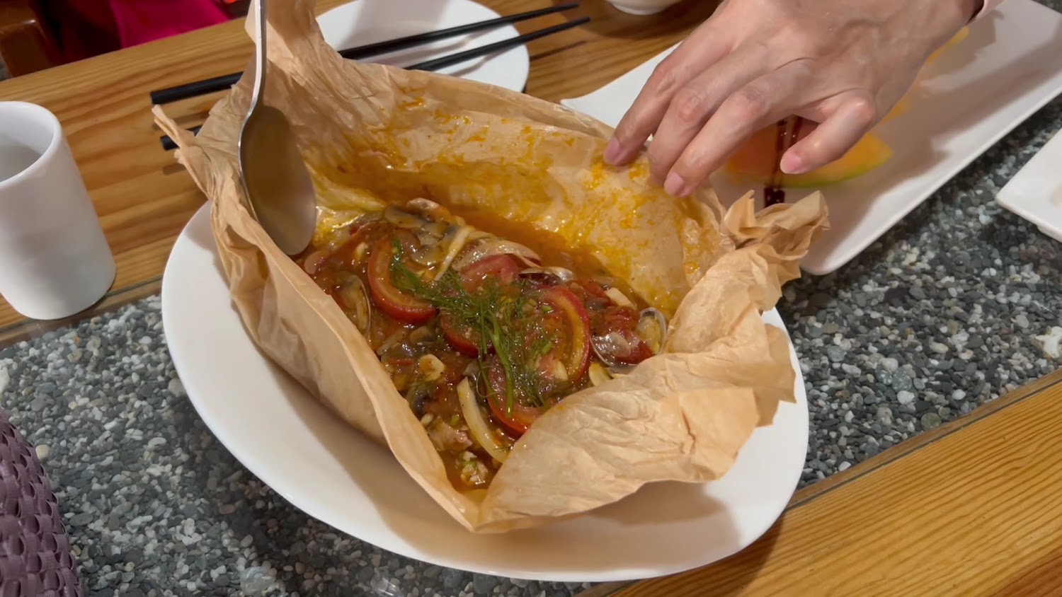 用烘焙紙包裹的烤魚料理