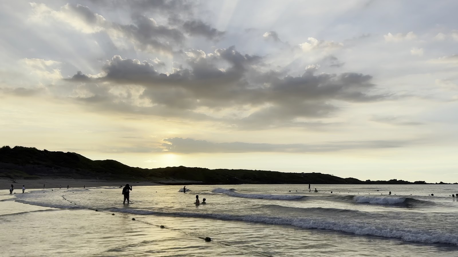 白沙灣海水浴場夕陽遊客嬉水