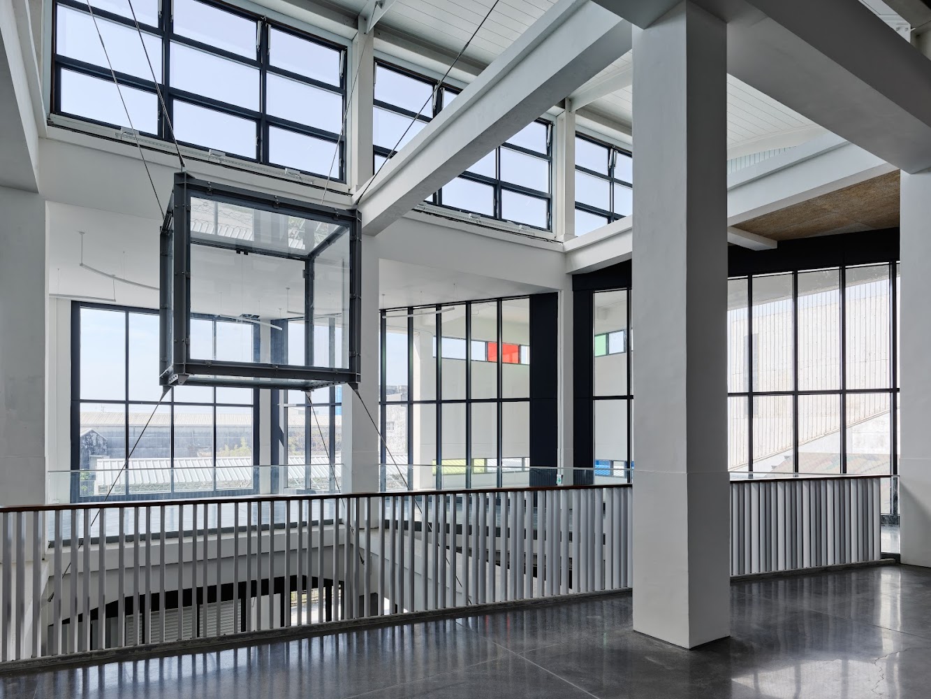 屏東縣立美術館明亮室內空間與懸掛玻璃展櫃