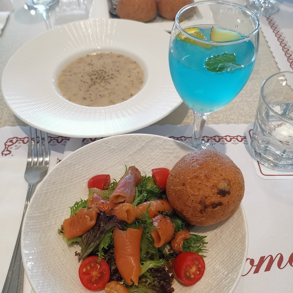 蘑菇濃湯煙燻鮭魚沙拉麵包與藍色飲品組合