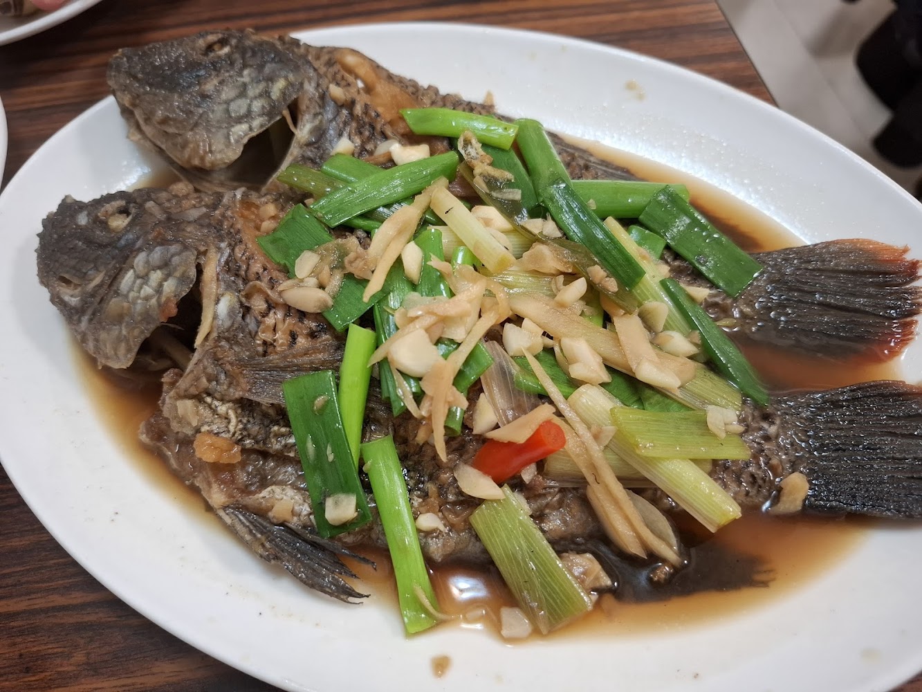 清蒸魚鋪上薑絲蔥段