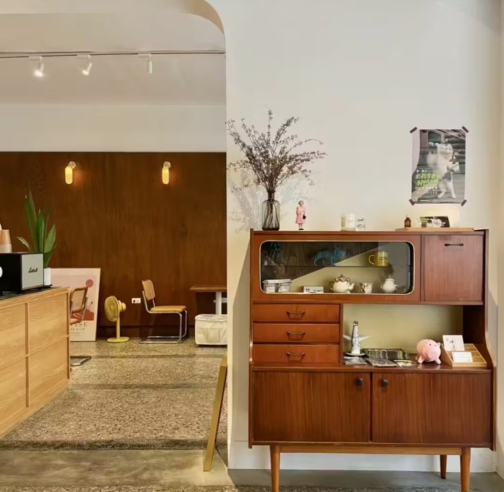 薄荷巴黎 Coffee House 室內復古木櫃與裝飾細節
