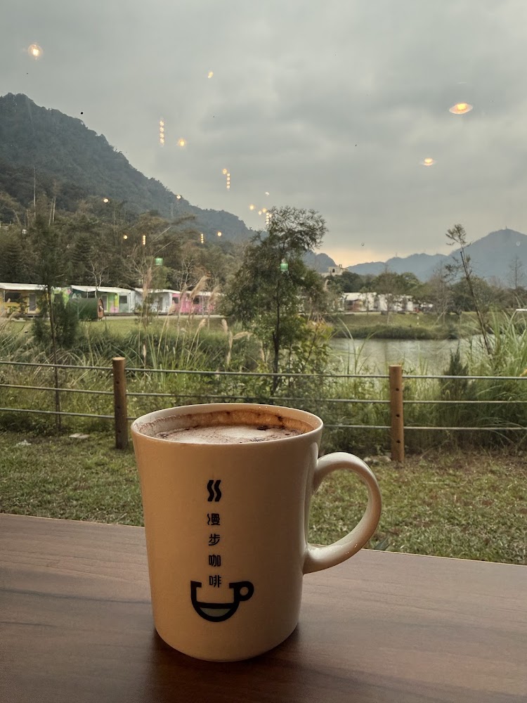 漫步景觀咖啡廳窗邊咖啡與湖景遠山