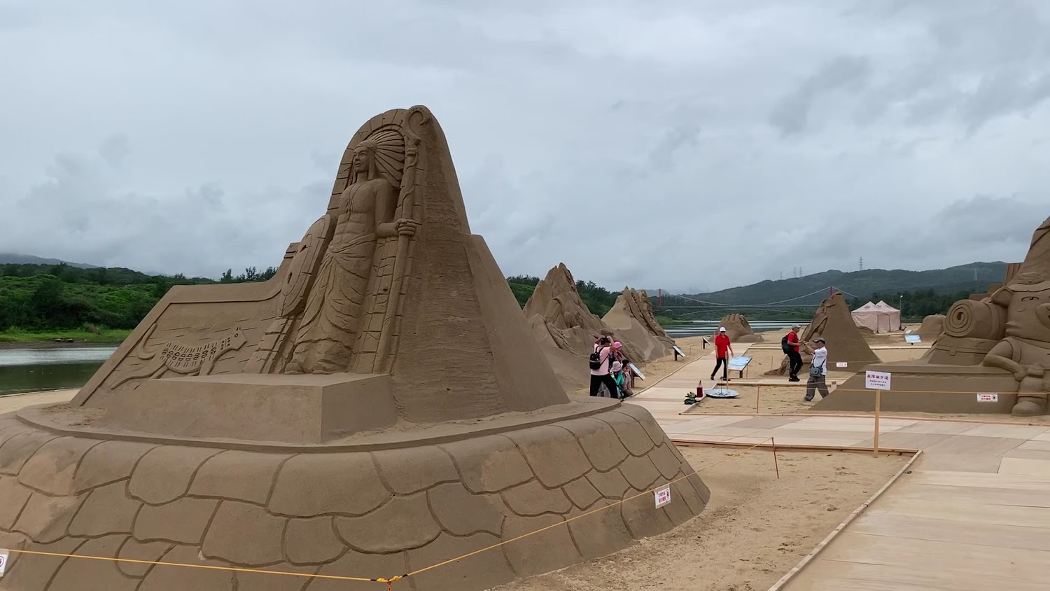 大型原住民酋長風格沙雕與展場全景
