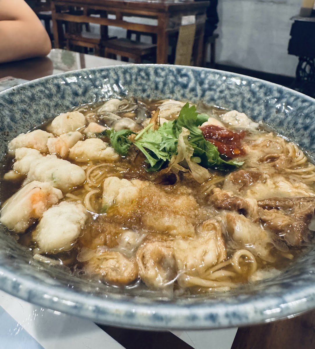 腸大爺藍灰陶碗大腸麵線：蛤蠣、蝦仁、大腸、香菜，湯汁濃郁