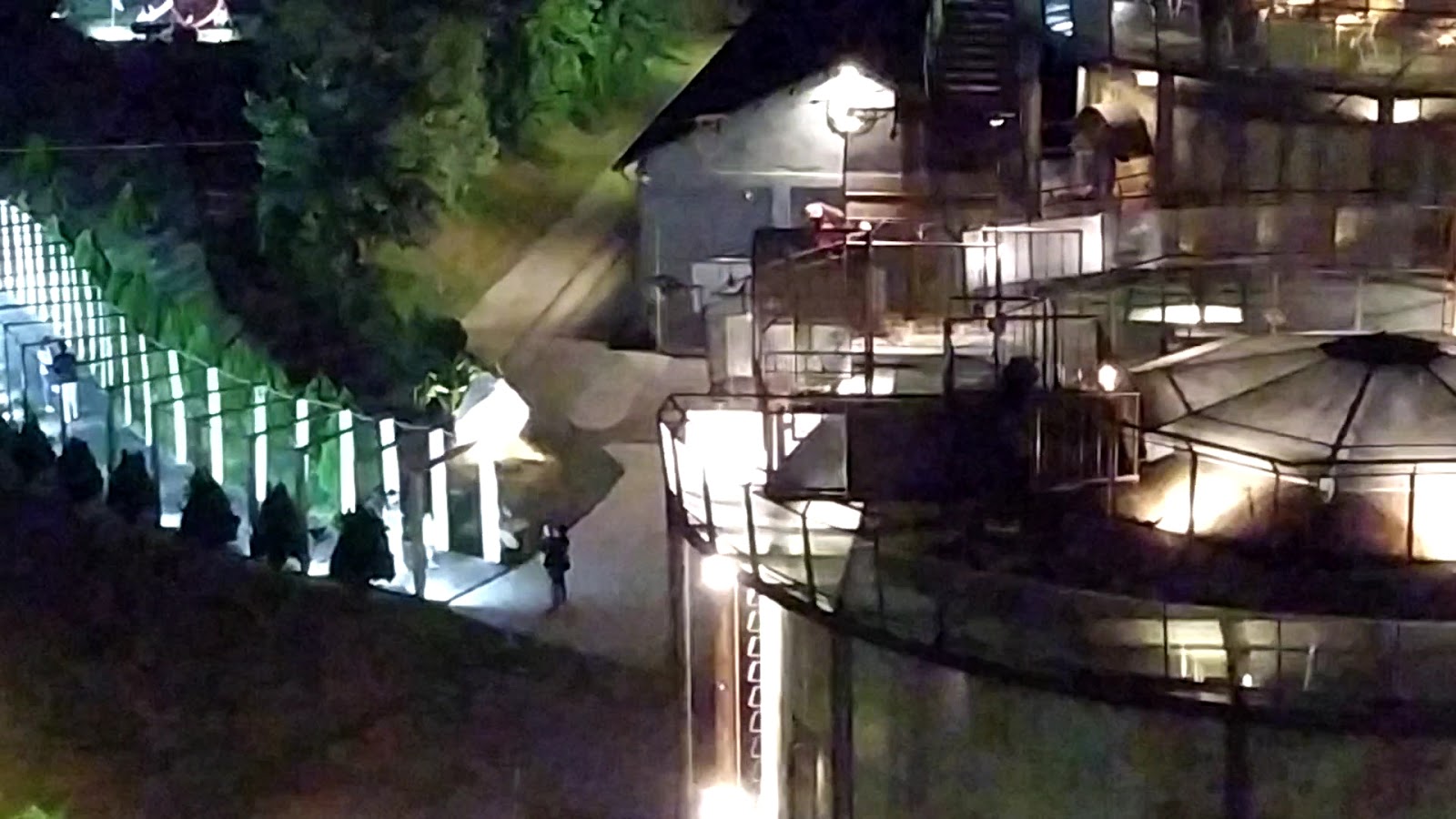 十鼓文創園區夜間俯瞰,工業風廊道燈光照亮整個園區,氣氛迷人