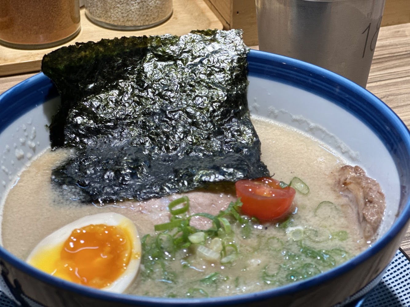 Hiro'sらぁ麵Kitchen拉麵近照有番茄檸檬與叉燒