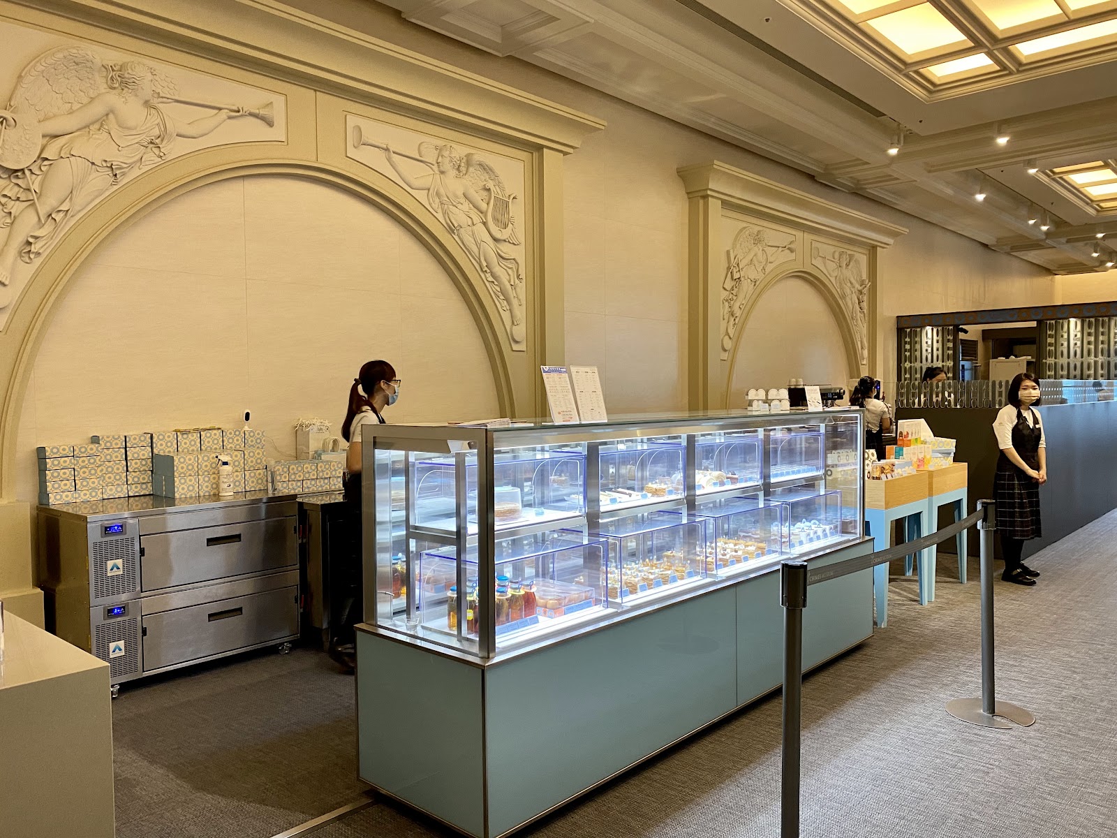 奇美博物館館內甜點商店精緻糕點展示