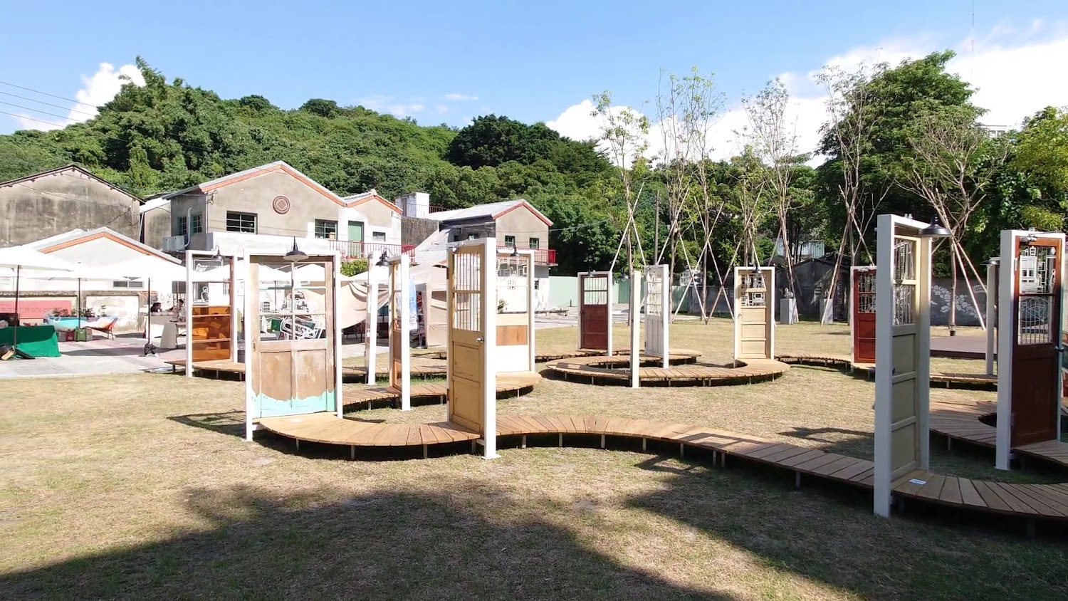 草地裝置藝術空間與木質步道