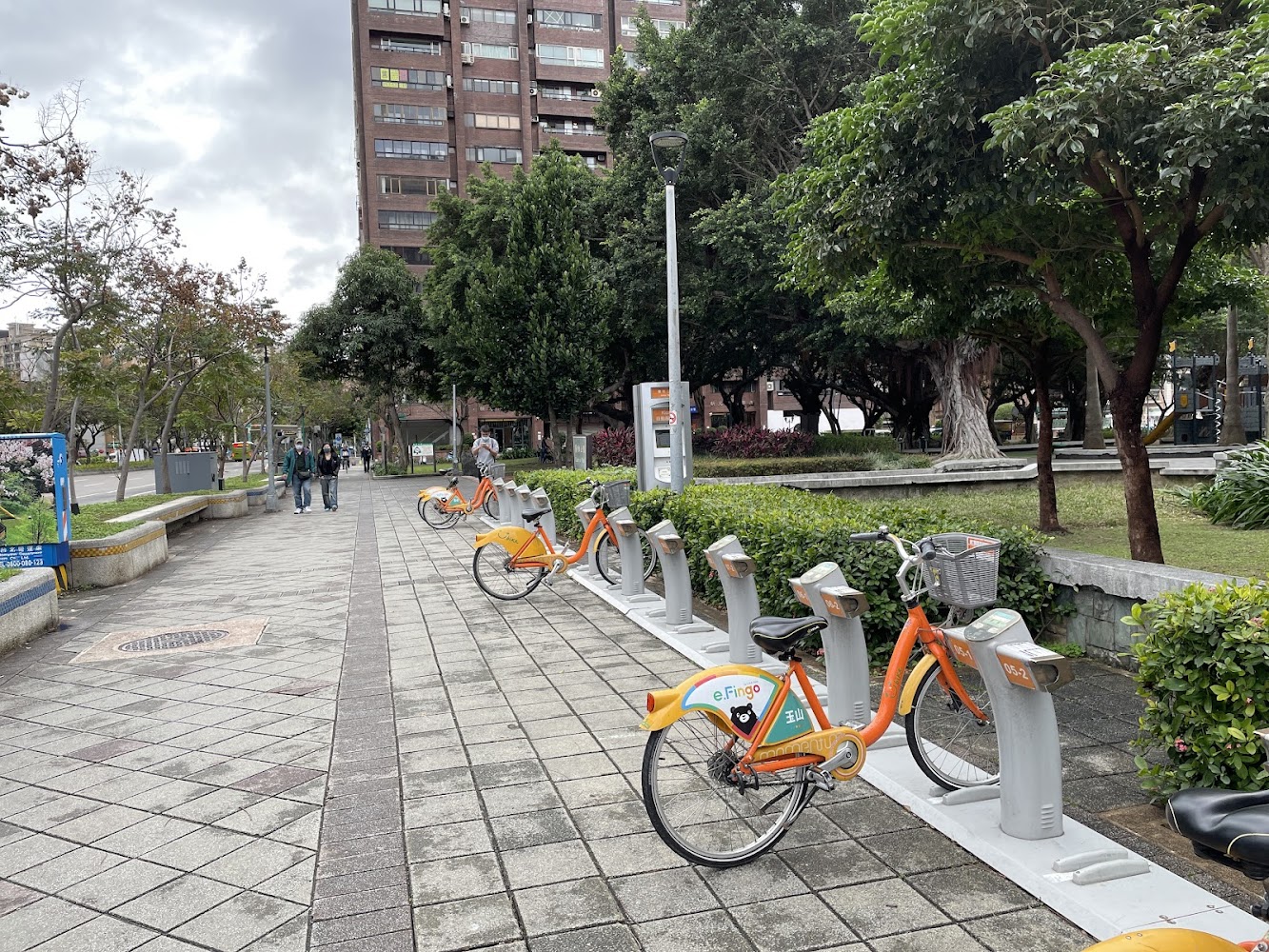 公園旁的公共自行車租借站