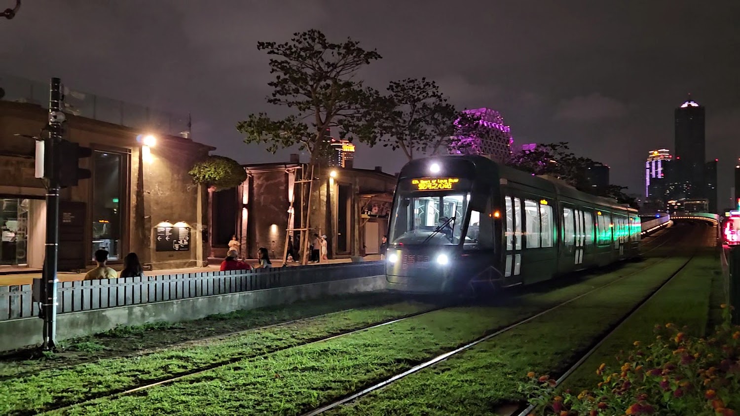 夜間輕軌行經駁二周邊街景