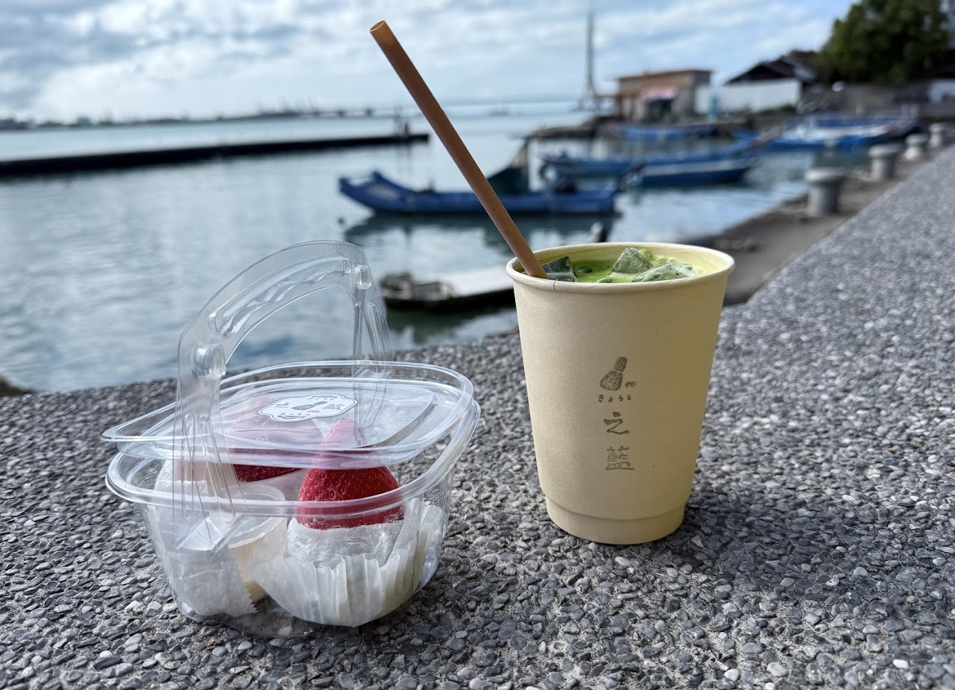 之藍じらん 抹茶販売店冰抹茶與草莓大福在海邊石牆上
