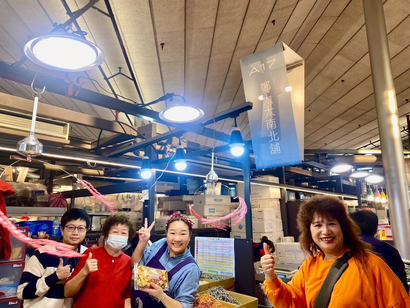 鄭太太南北舖攤位合影