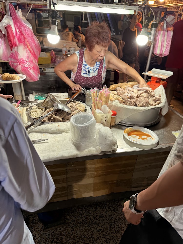市場切仔料與滷味攤位