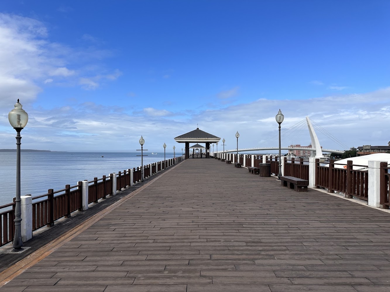 漁人碼頭木棧道與淡江大橋遠景
