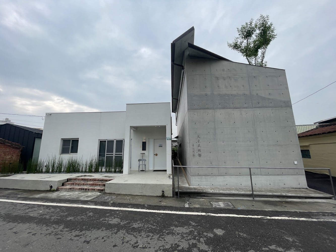 白色建築與灰色清水模建築並列的天來美術館景觀