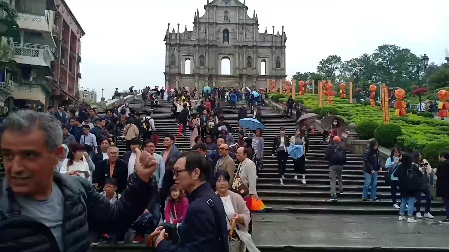 大三巴牌坊前方階梯與遊客