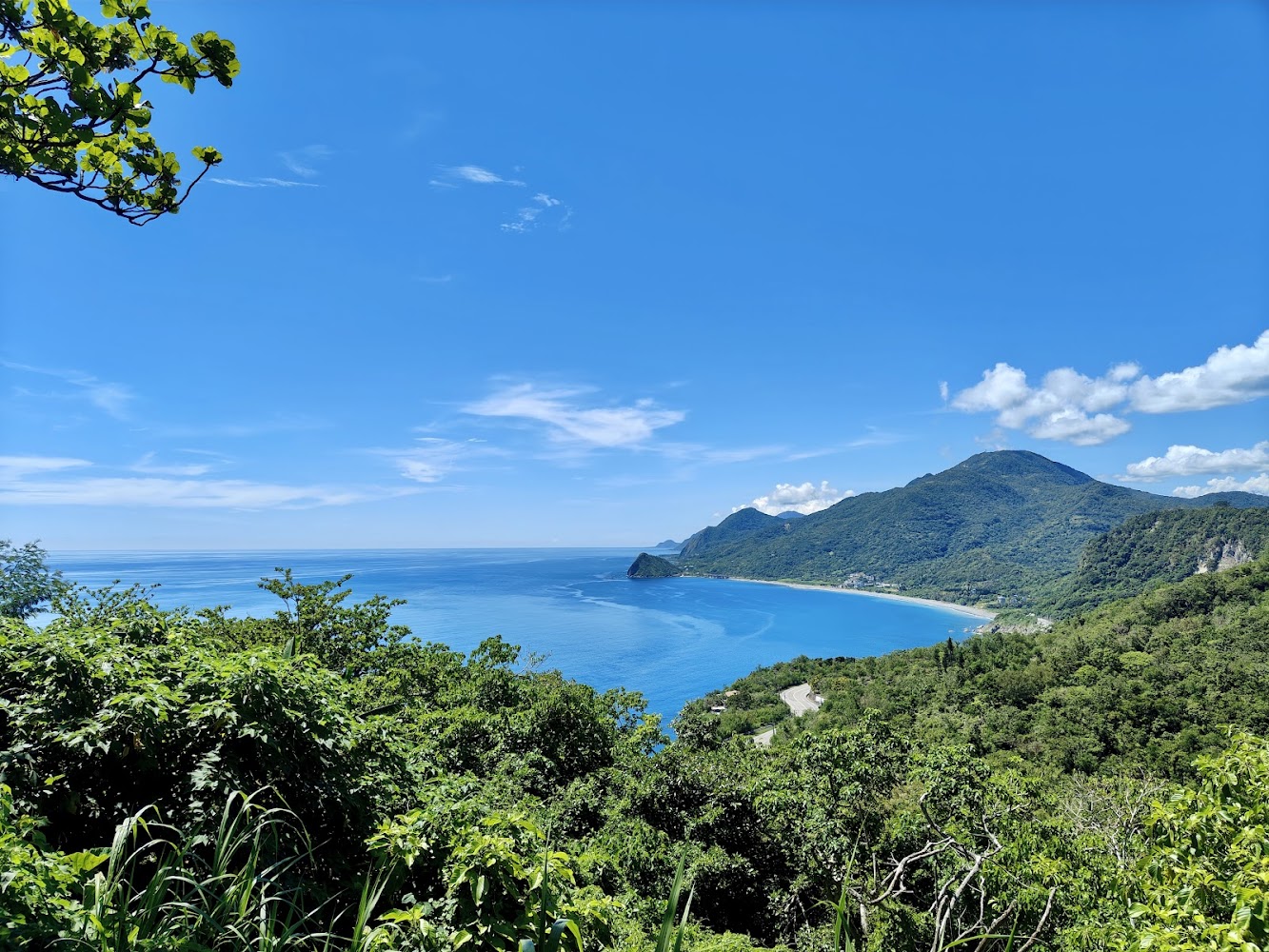 蔚藍海灣與山脈景色