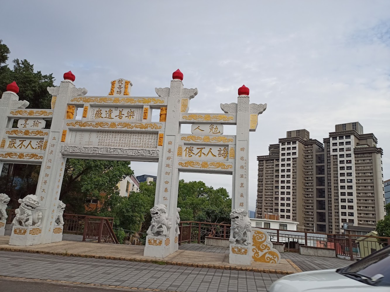 關渡傳統風格牌樓與石獅子