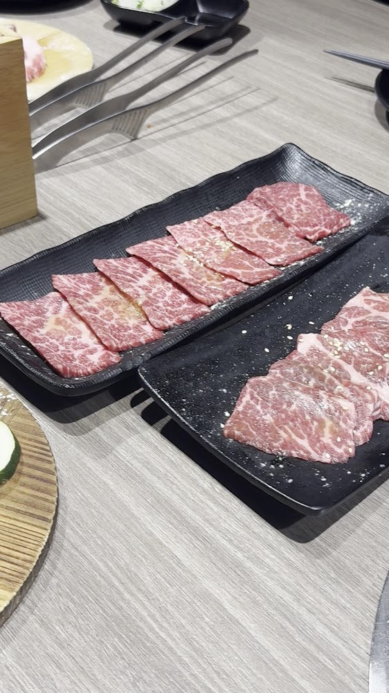 兩盤油花分布均勻的生牛肉燒肉盤