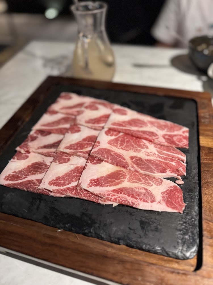 森森燒肉油花均勻生牛肉近拍
