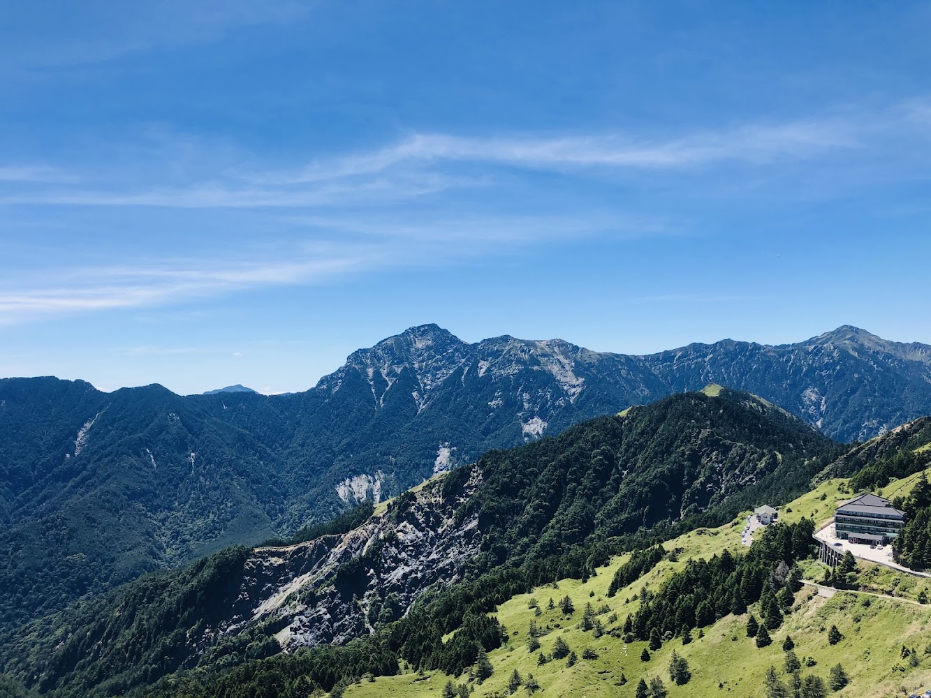 合歡尖山步道高山景觀與建築道路