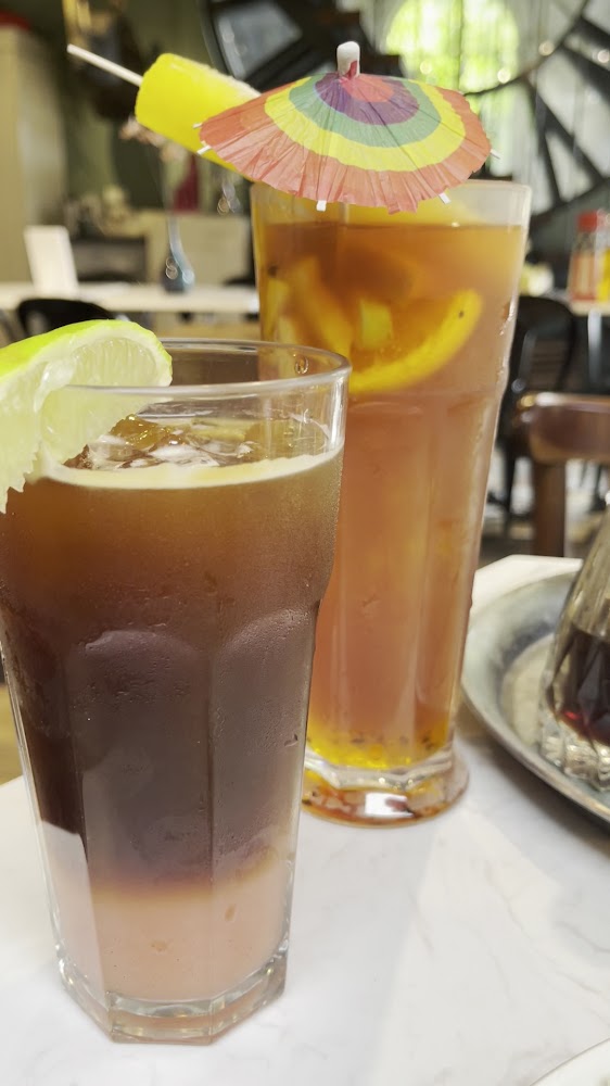 兩杯特色飲料與水果裝飾