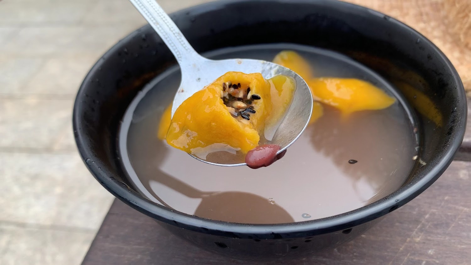 熱湯中的地瓜餃與芝麻內餡特寫