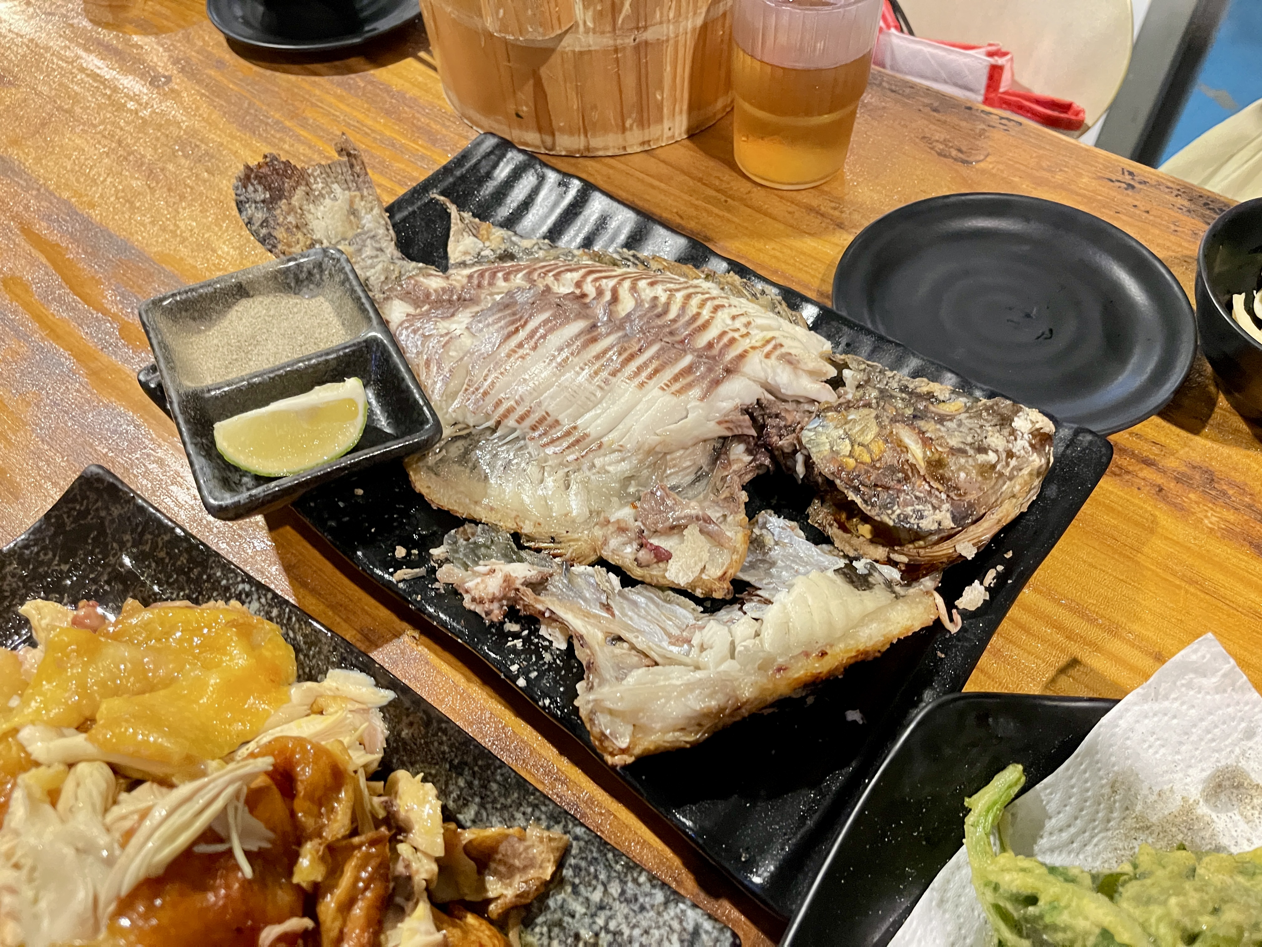 整隻烤魚配檸檬與調味粉