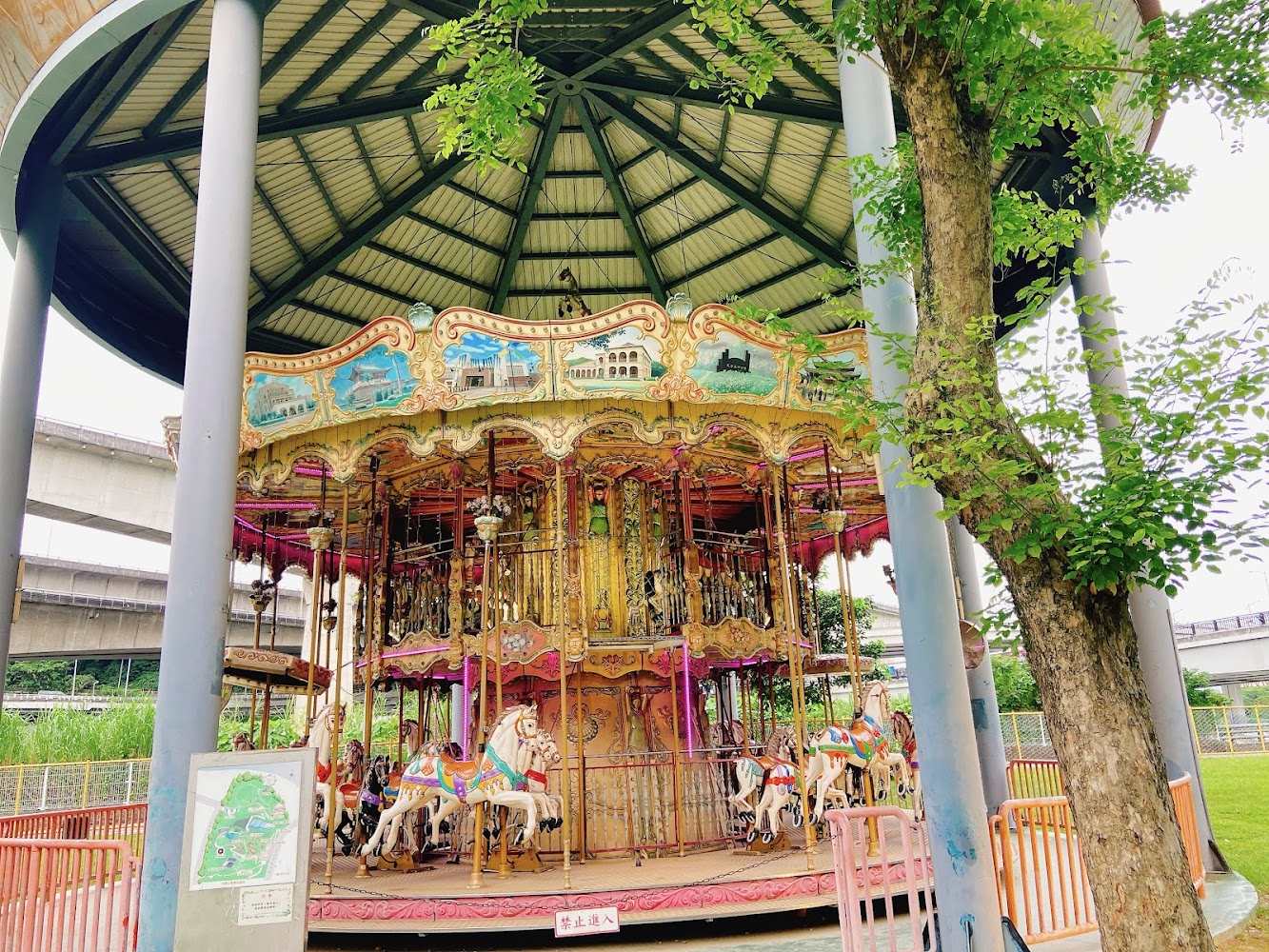 圓山自然景觀公園旋轉木馬舊設施景觀