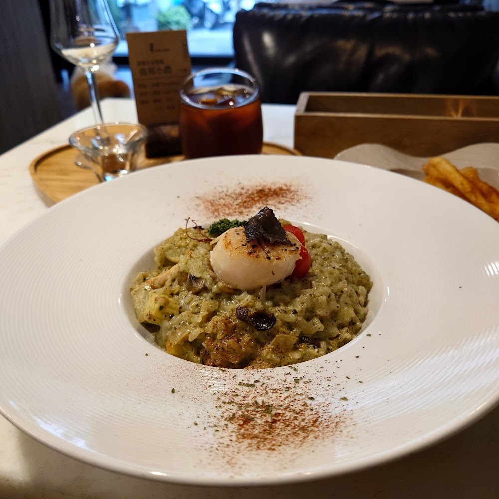 扇貝松露燉飯搭配薯條與冰咖啡