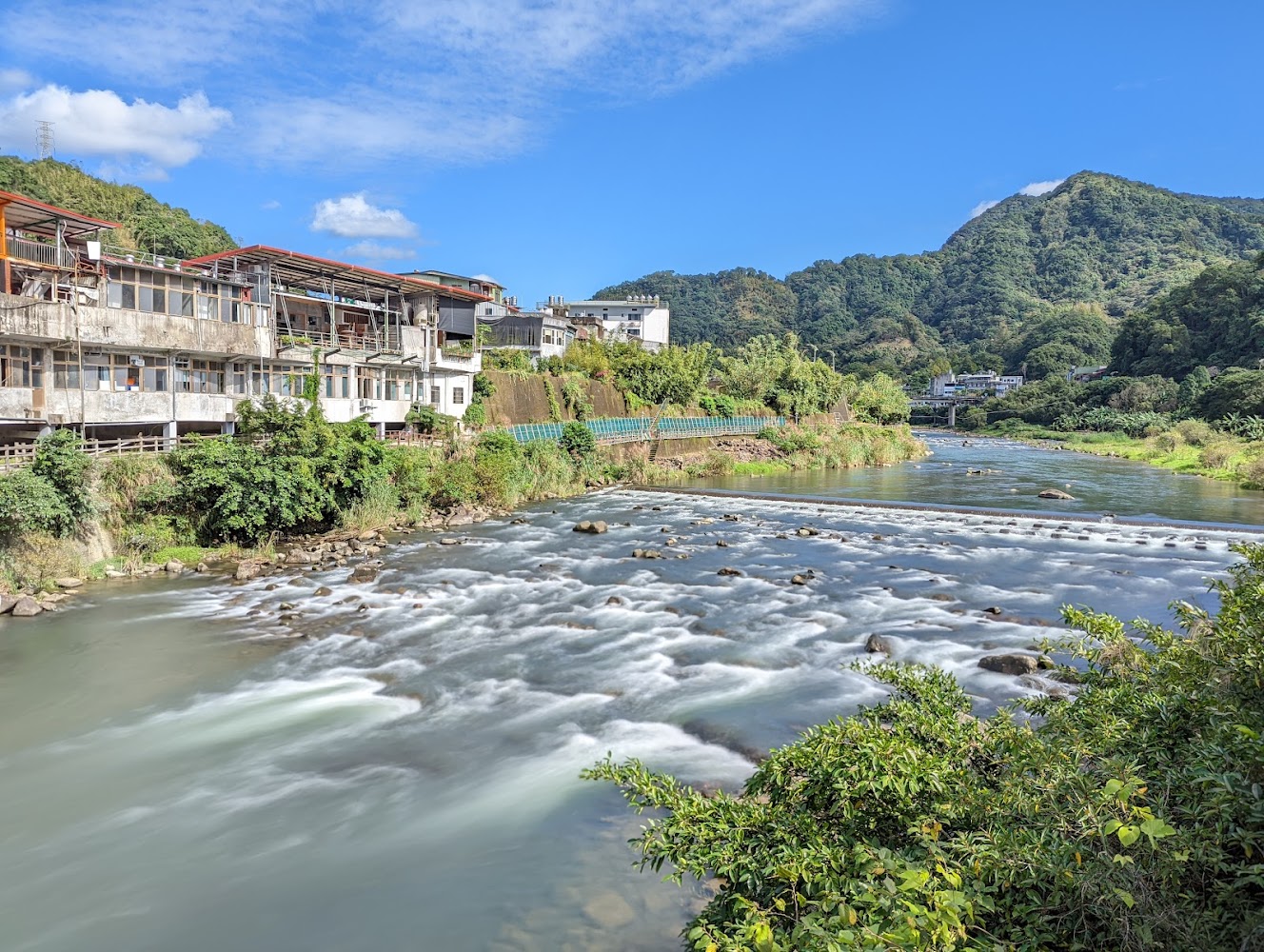 坪林親水公園河岸與建築