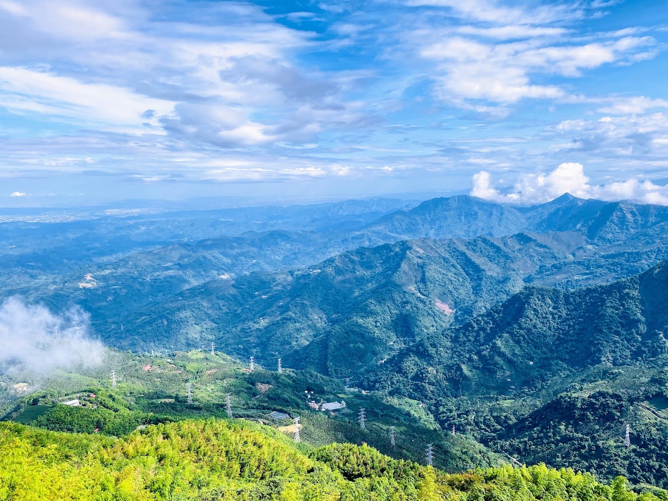 集集大山綿延山景與電塔