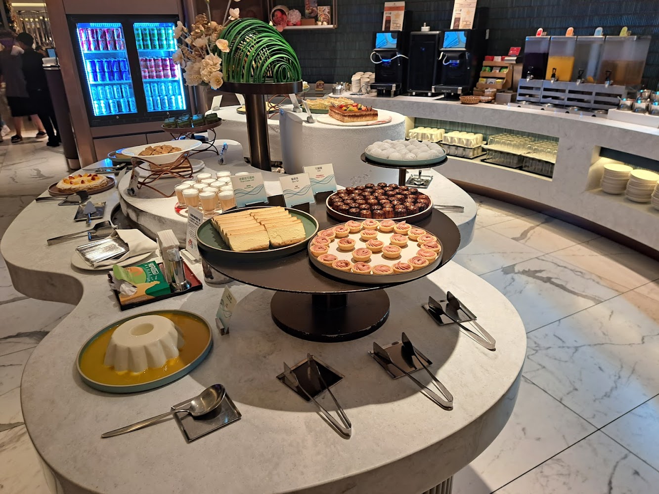 台北老爺酒店Le Café甜點區蛋糕與布丁點心展示