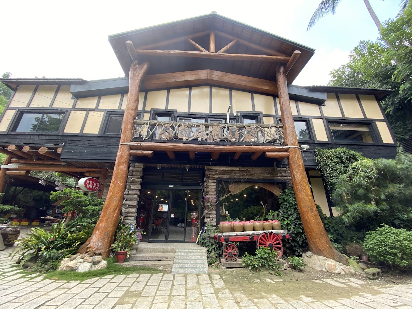木材與石材構成的鄉村風農場建築